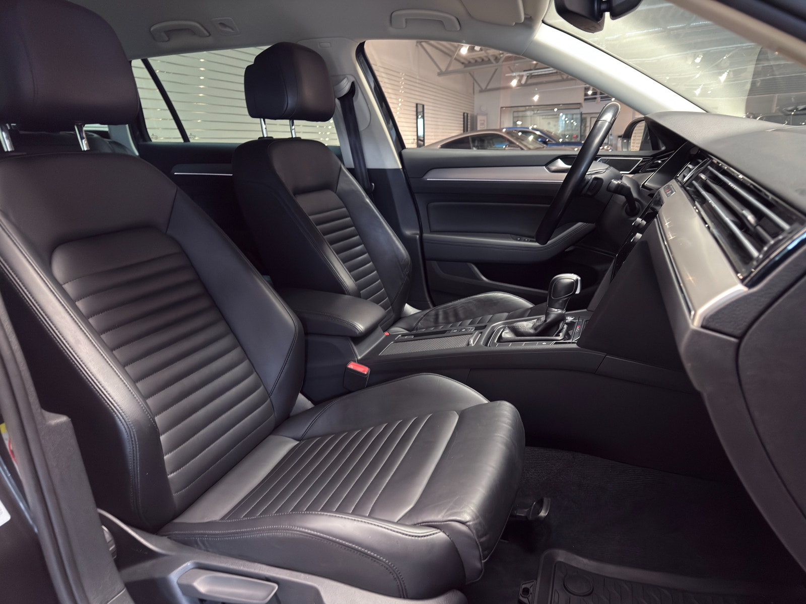 Volkswagen Passat SC 2.0 TDI 4Motion DSG 190hk R-Line | Drag | Cockpit 2018 - miniatyr 14