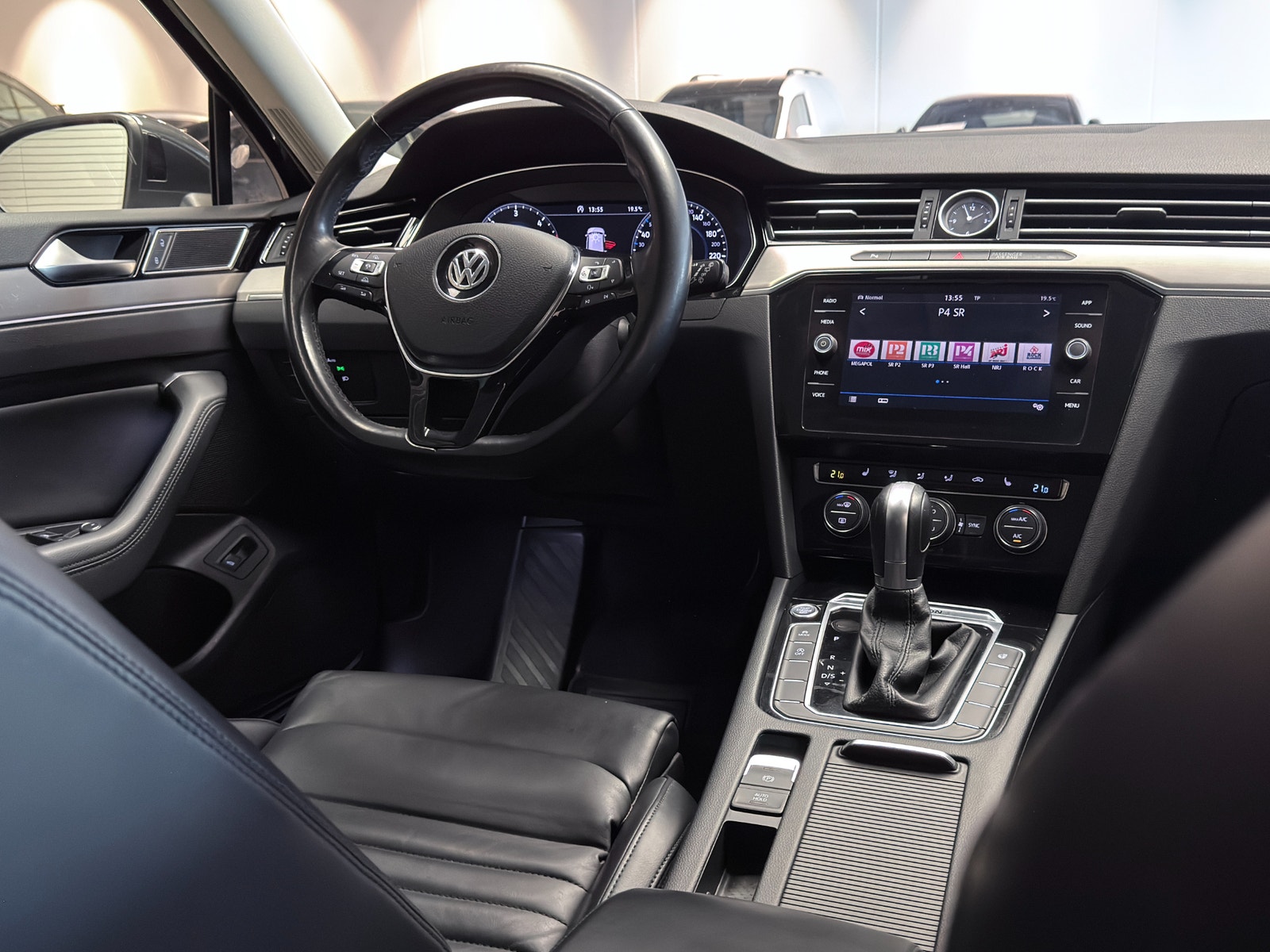 Volkswagen Passat SC 2.0 TDI 4Motion DSG 190hk R-Line | Drag | Cockpit 2018 - miniatyr 17