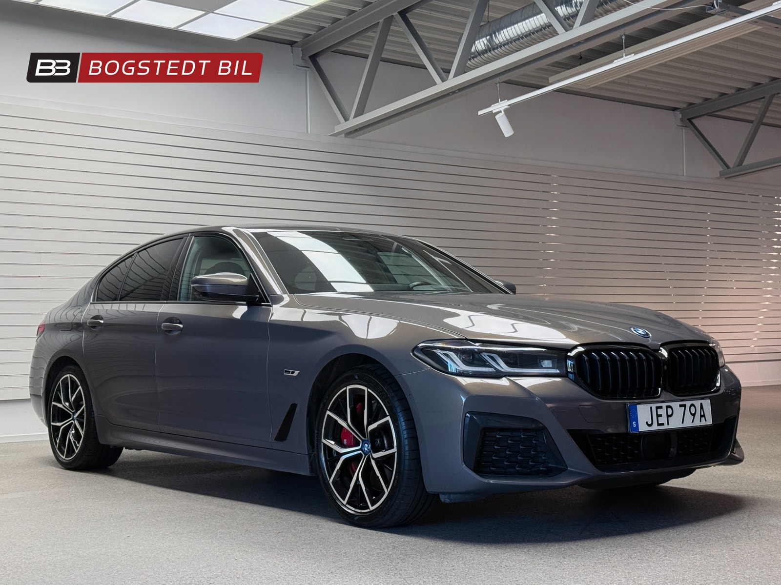BMW 545e xDrive 394hk | M-Sport Pro | Se utrustning 2023 - bild 1 av 31