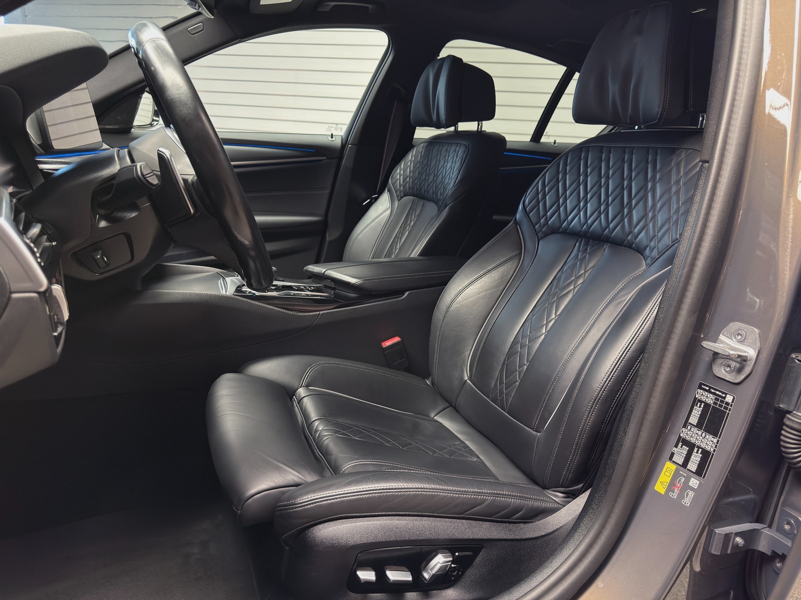 BMW 545e xDrive 394hk | M-Sport Pro | Se utrustning 2023 - miniatyr 16