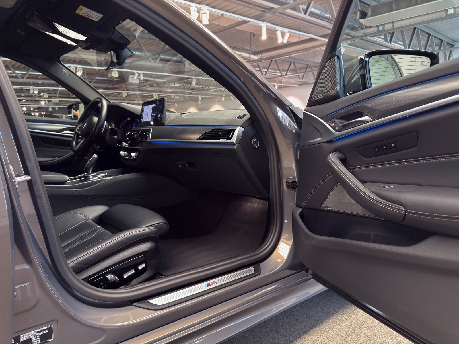 BMW 545e xDrive 394hk | M-Sport Pro | Se utrustning 2023 - miniatyr 19