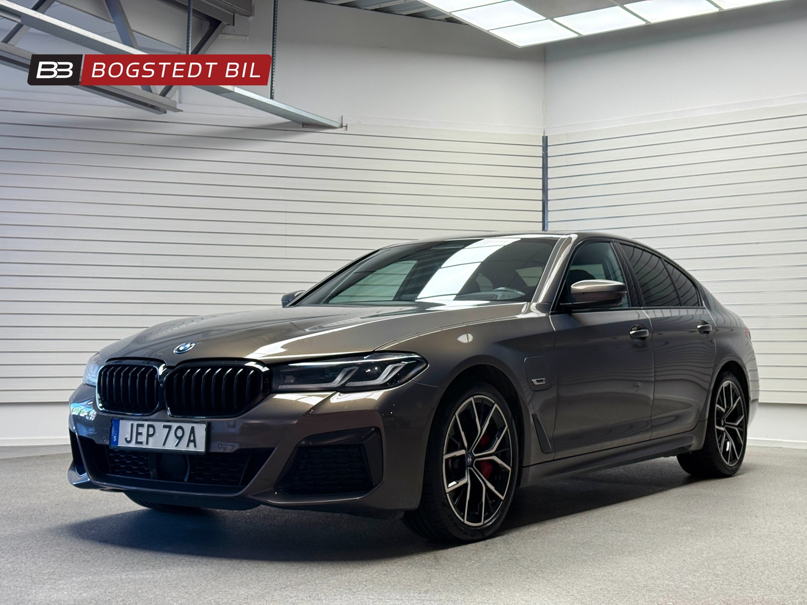 BMW 545e xDrive 394hk | M-Sport Pro | Se utrustning 2023 - miniatyr 3