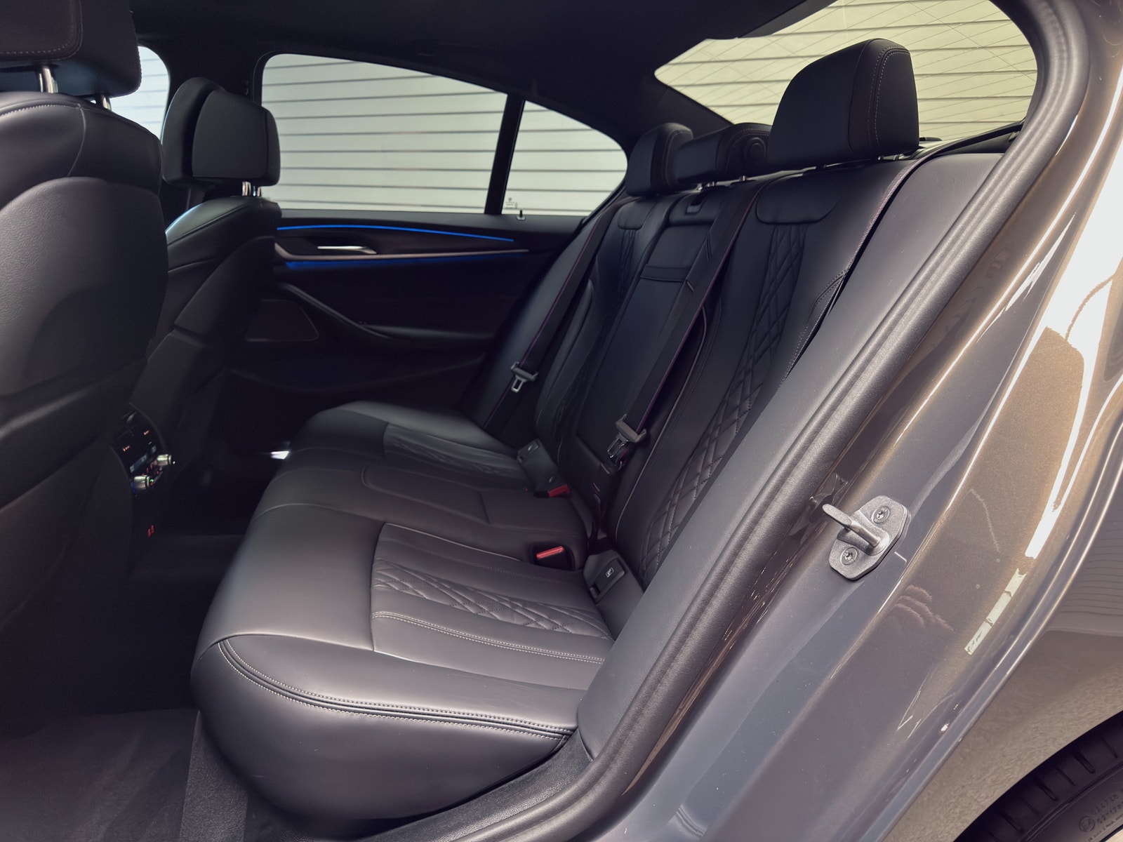 BMW 545e xDrive 394hk | M-Sport Pro | Se utrustning 2023 - miniatyr 25
