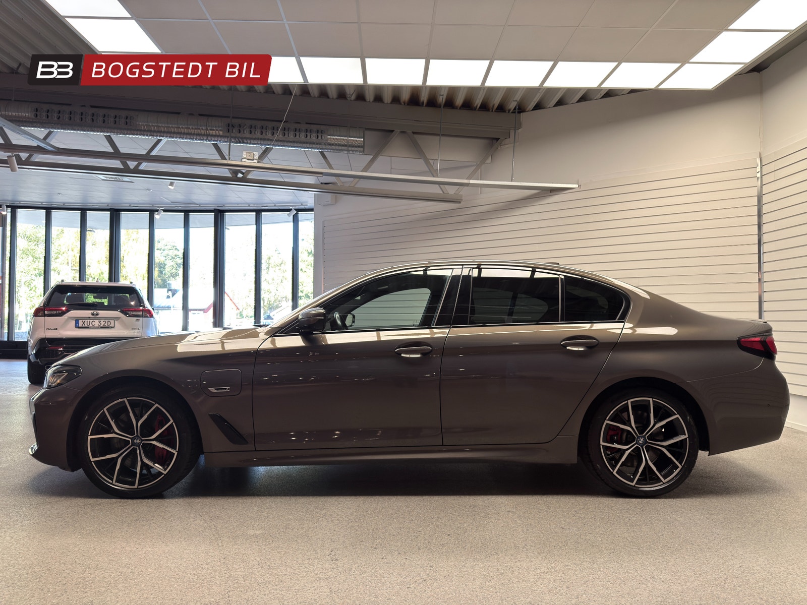 BMW 545e xDrive 394hk | M-Sport Pro | Se utrustning 2023 - miniatyr 4