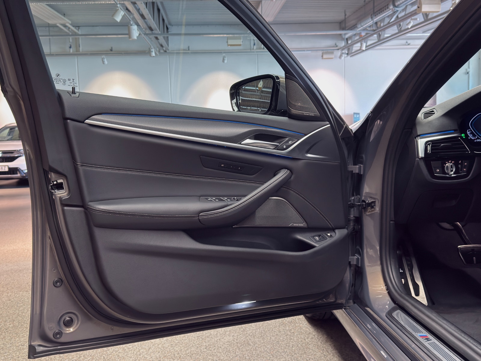 BMW 545e xDrive 394hk | M-Sport Pro | Se utrustning 2023 - miniatyr 9