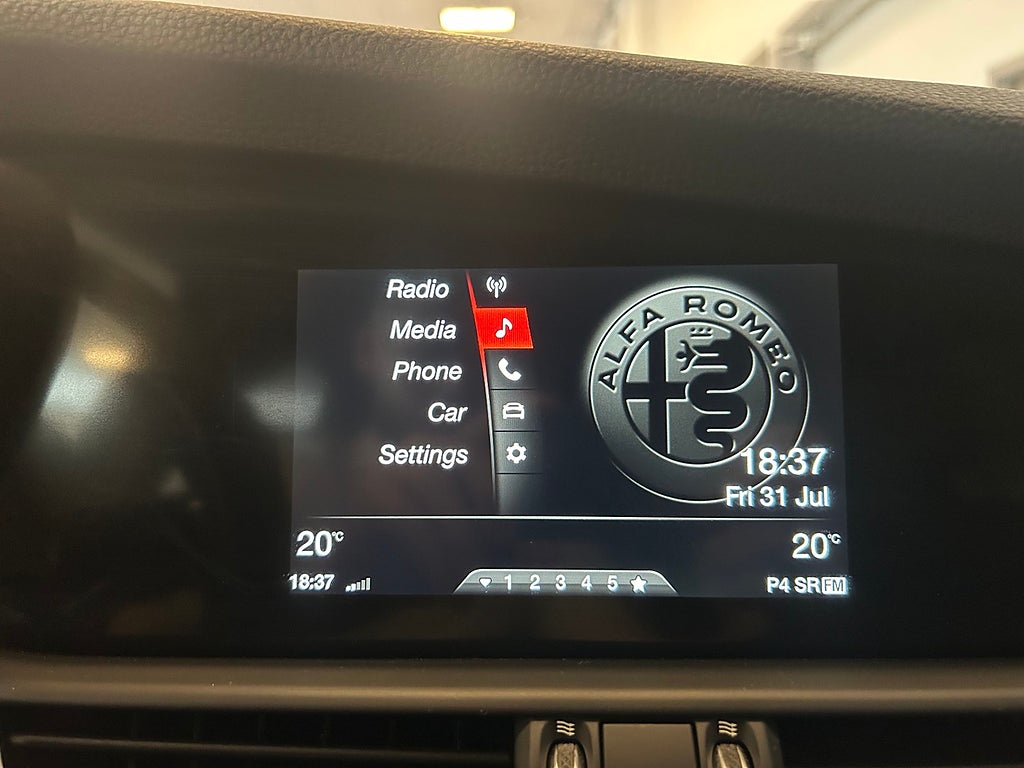 Alfa Romeo Giulia 2018 - miniatyr 18
