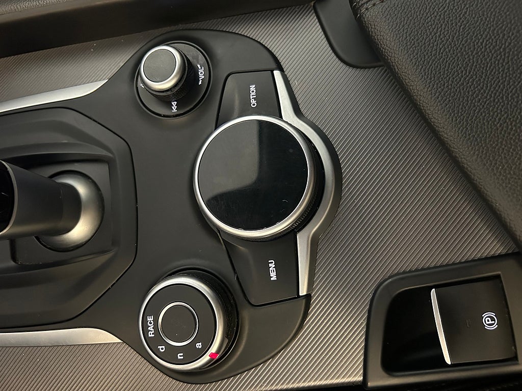 Alfa Romeo Giulia 2018 - miniatyr 24