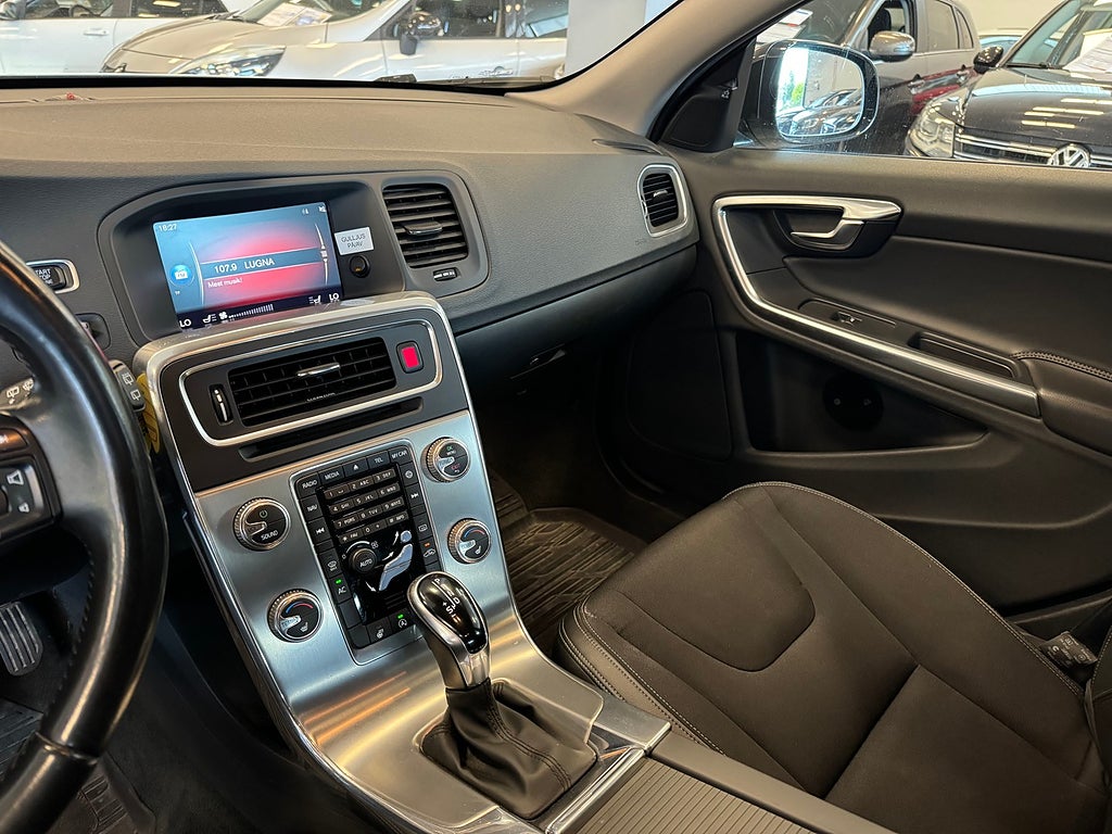 Volvo V60 Cross Country 2018 - miniatyr 18