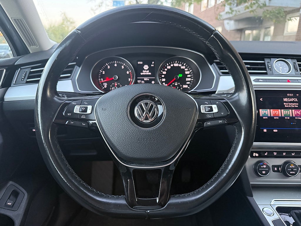 Volkswagen Passat 2018 - miniatyr 16