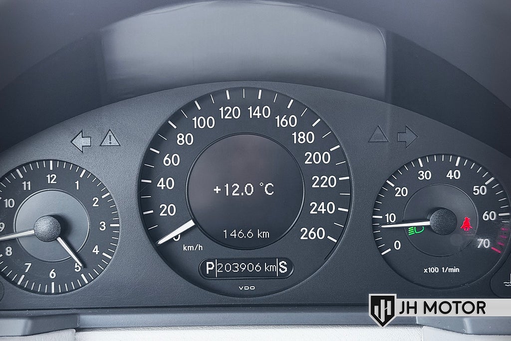 Mercedes-Benz E 2005 - miniatyr 17