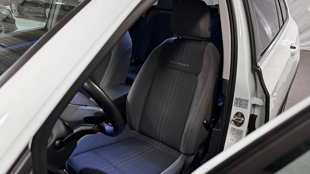 Volkswagen Golf Alltrack 2023 - miniatyr 13