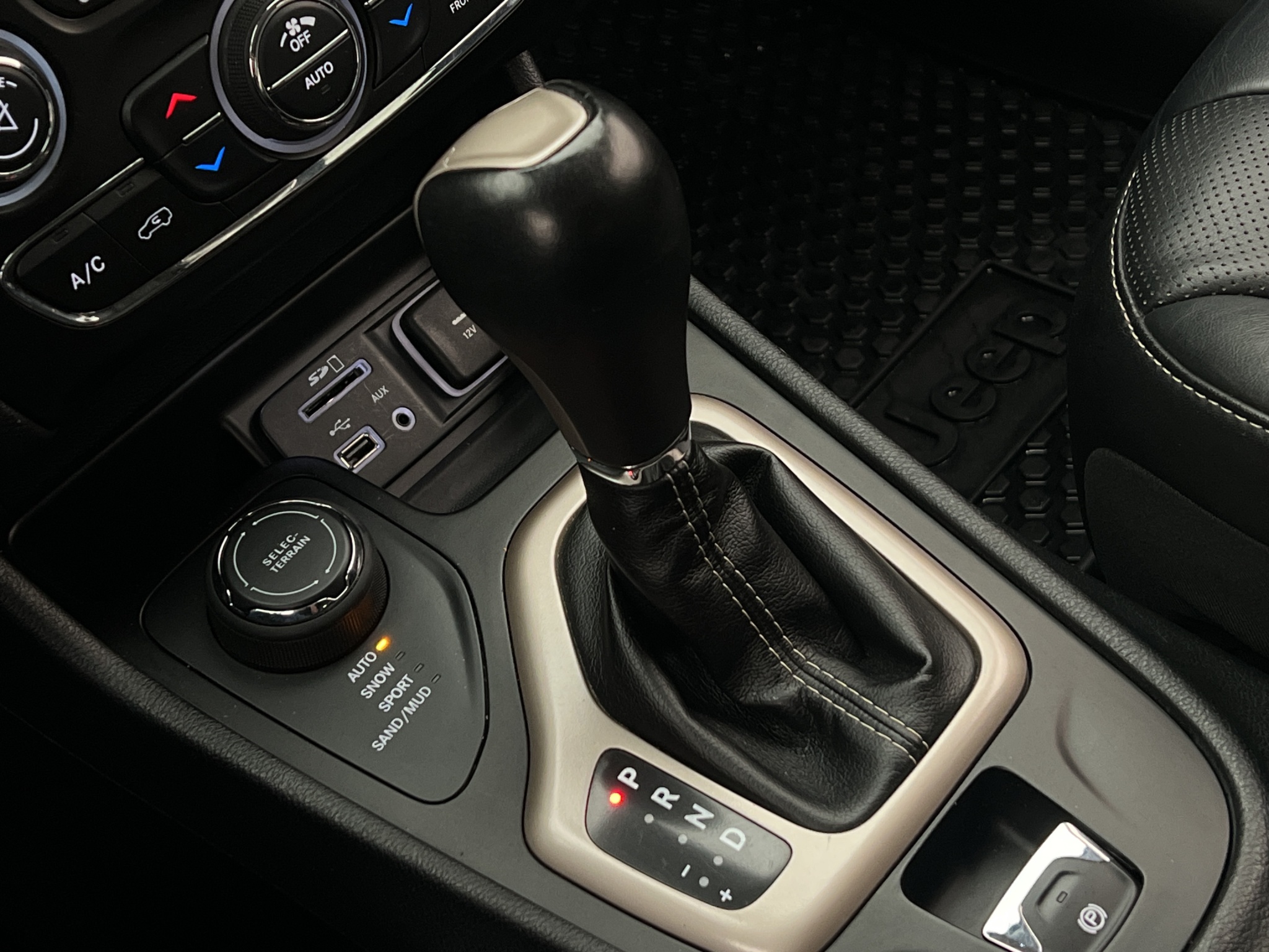 Jeep Cherokee 2014 - miniatyr 26