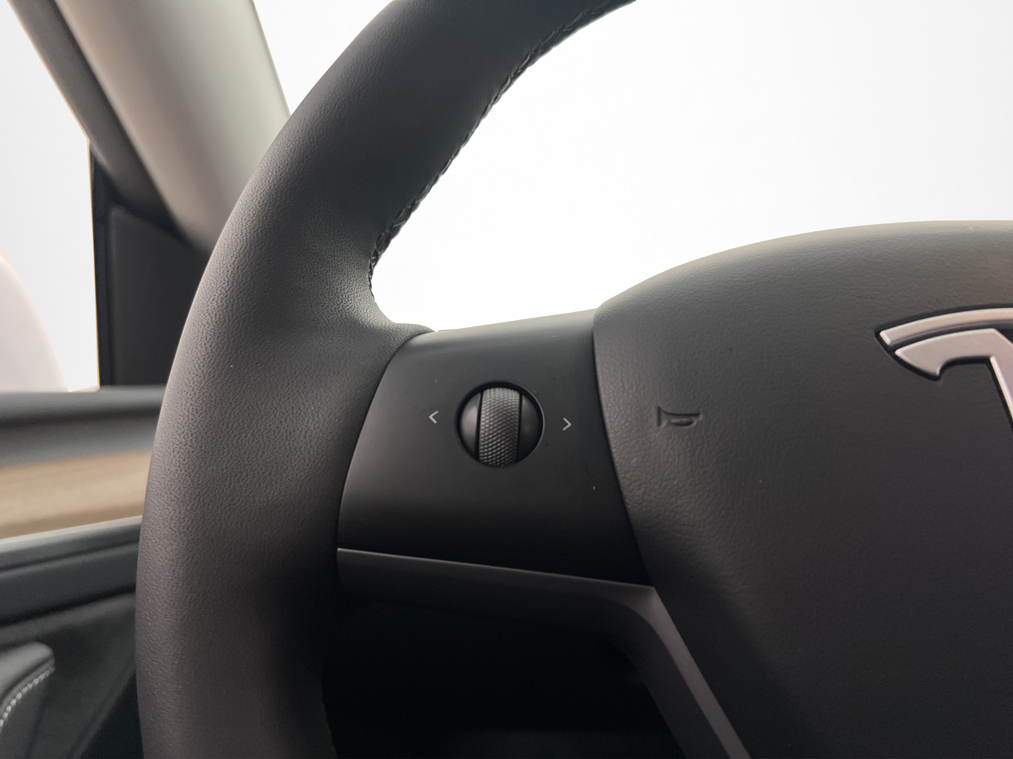 Tesla Model Y 2024 - miniatyr 12