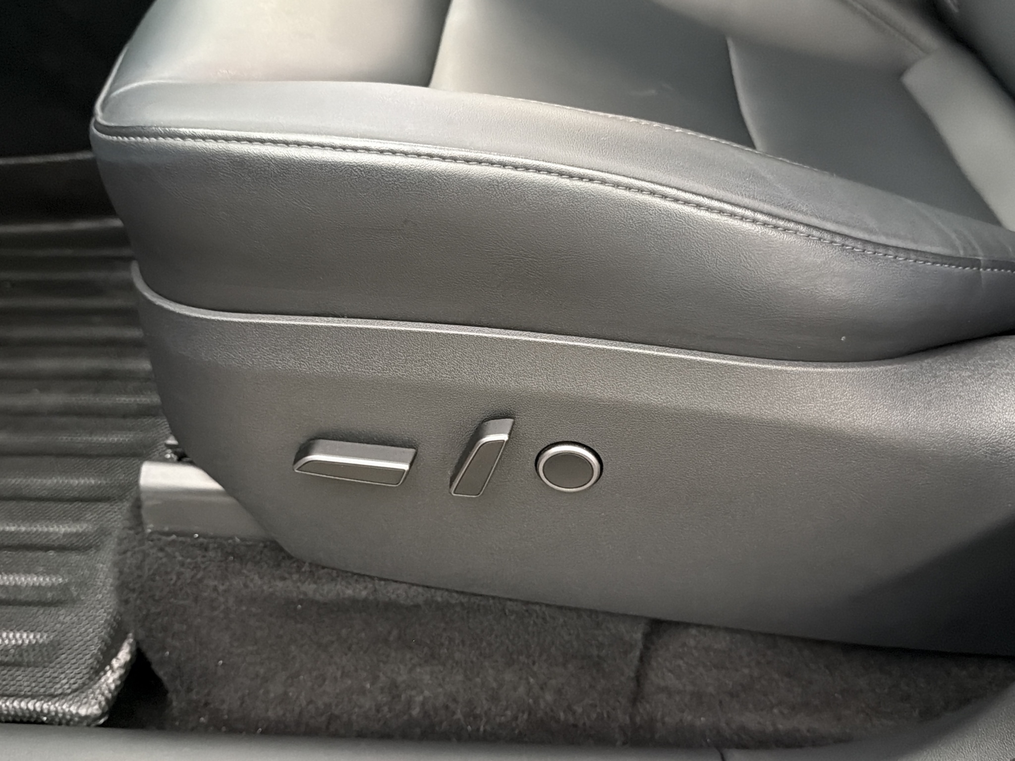 Tesla Model Y 2024 - miniatyr 12