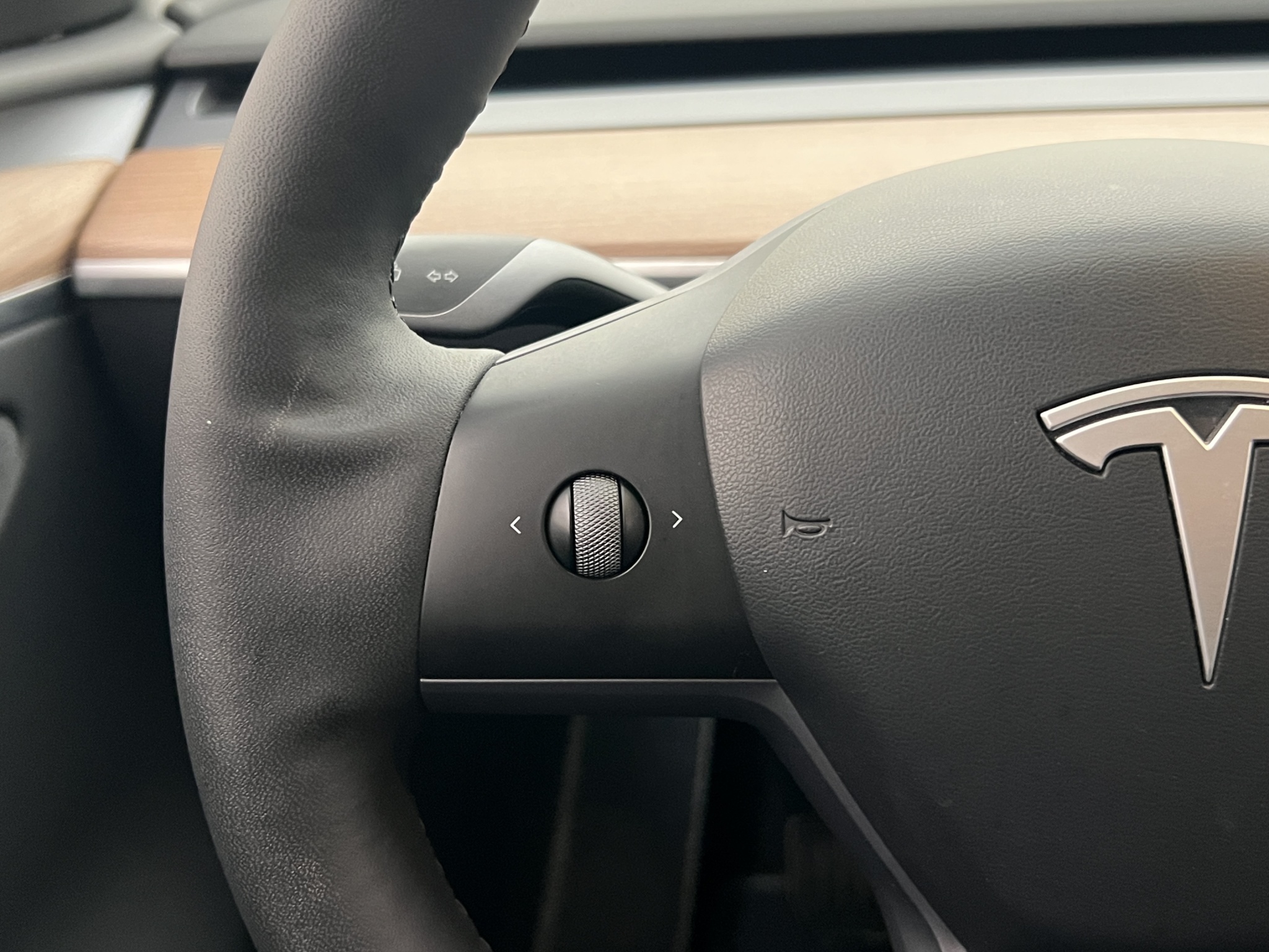 Tesla Model Y 2024 - miniatyr 26