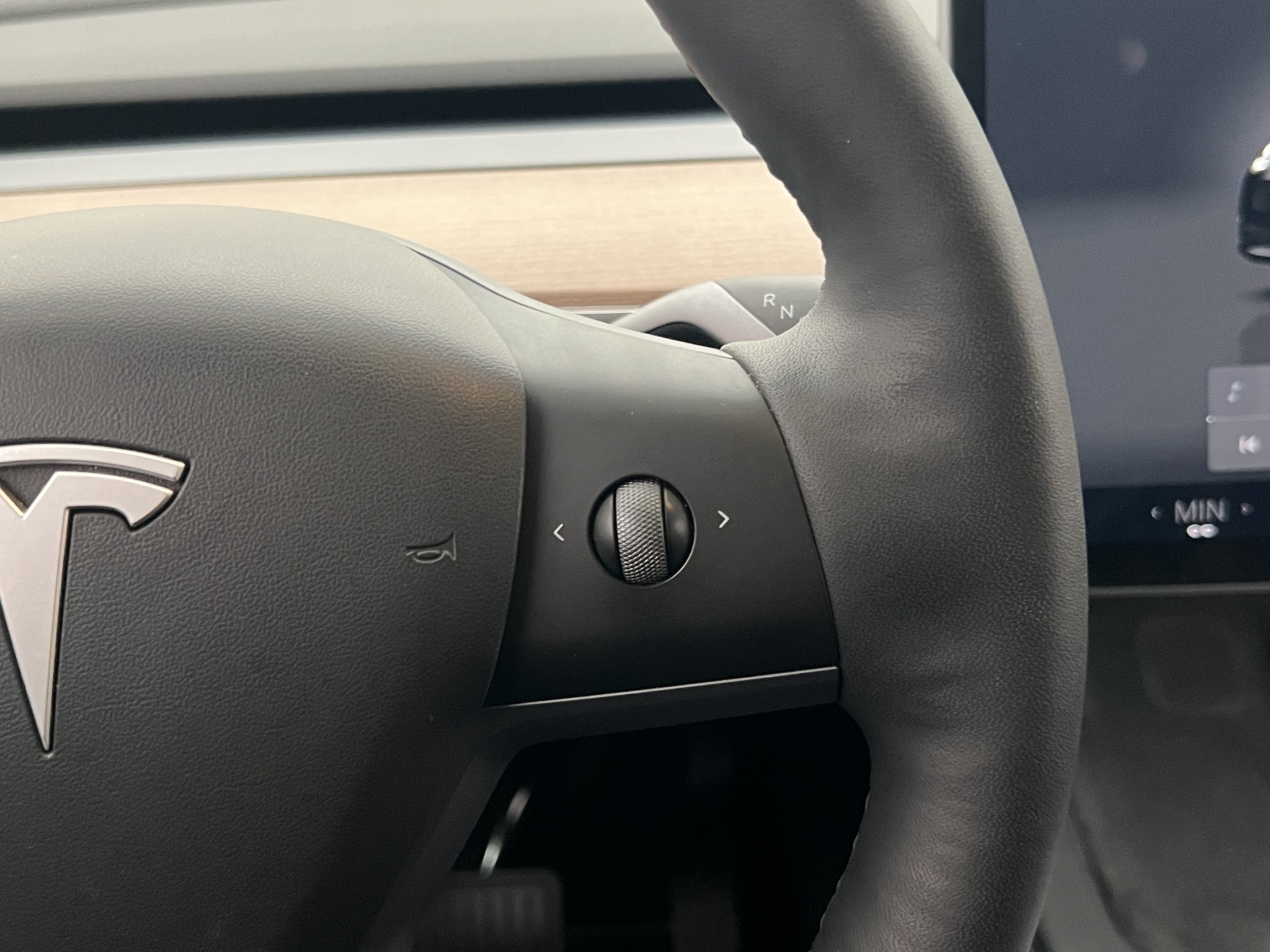 Tesla Model Y 2024 - miniatyr 27