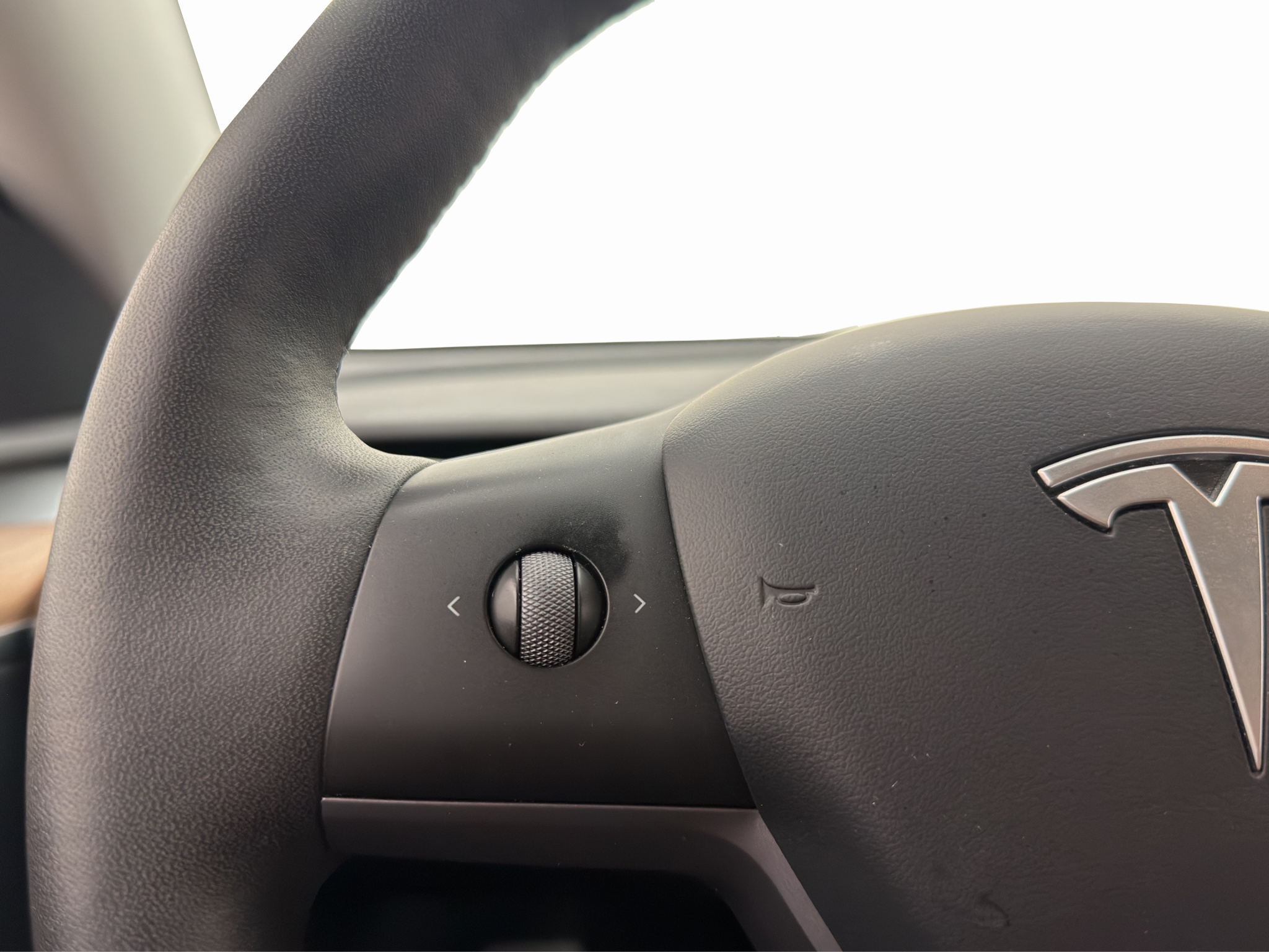 Tesla Model Y 2022 - miniatyr 24