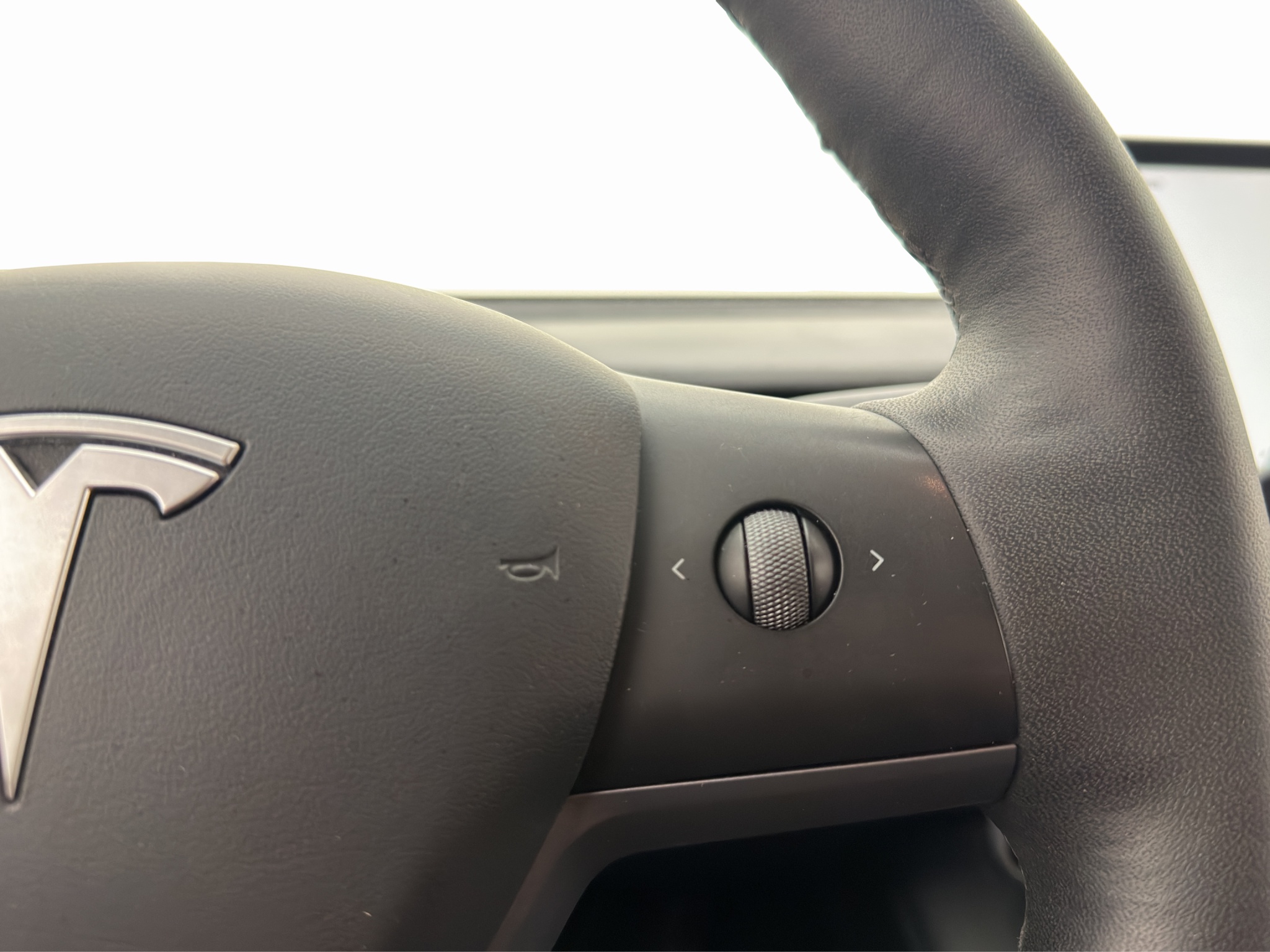 Tesla Model Y 2022 - miniatyr 25