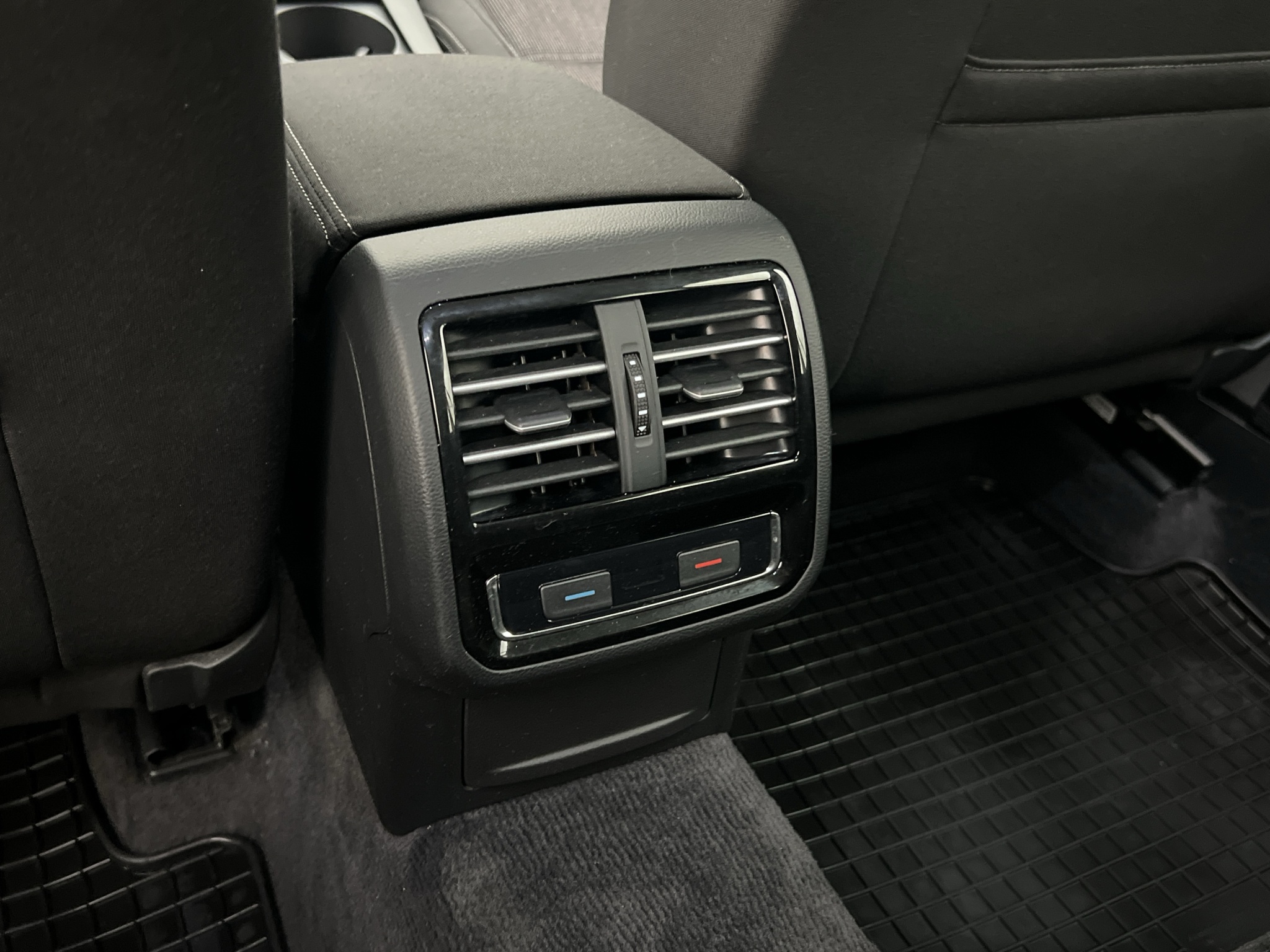 Volkswagen Passat 2017 - miniatyr 22
