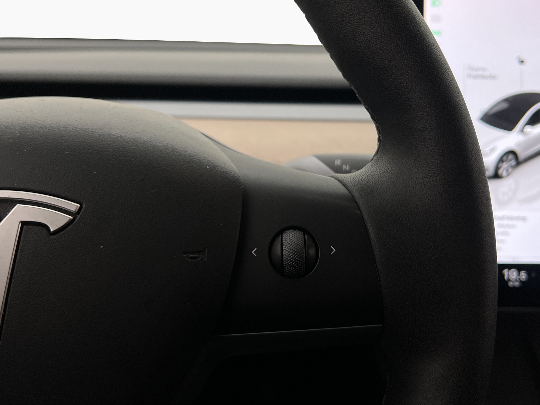 Tesla Model Y 2023 - miniatyr 16