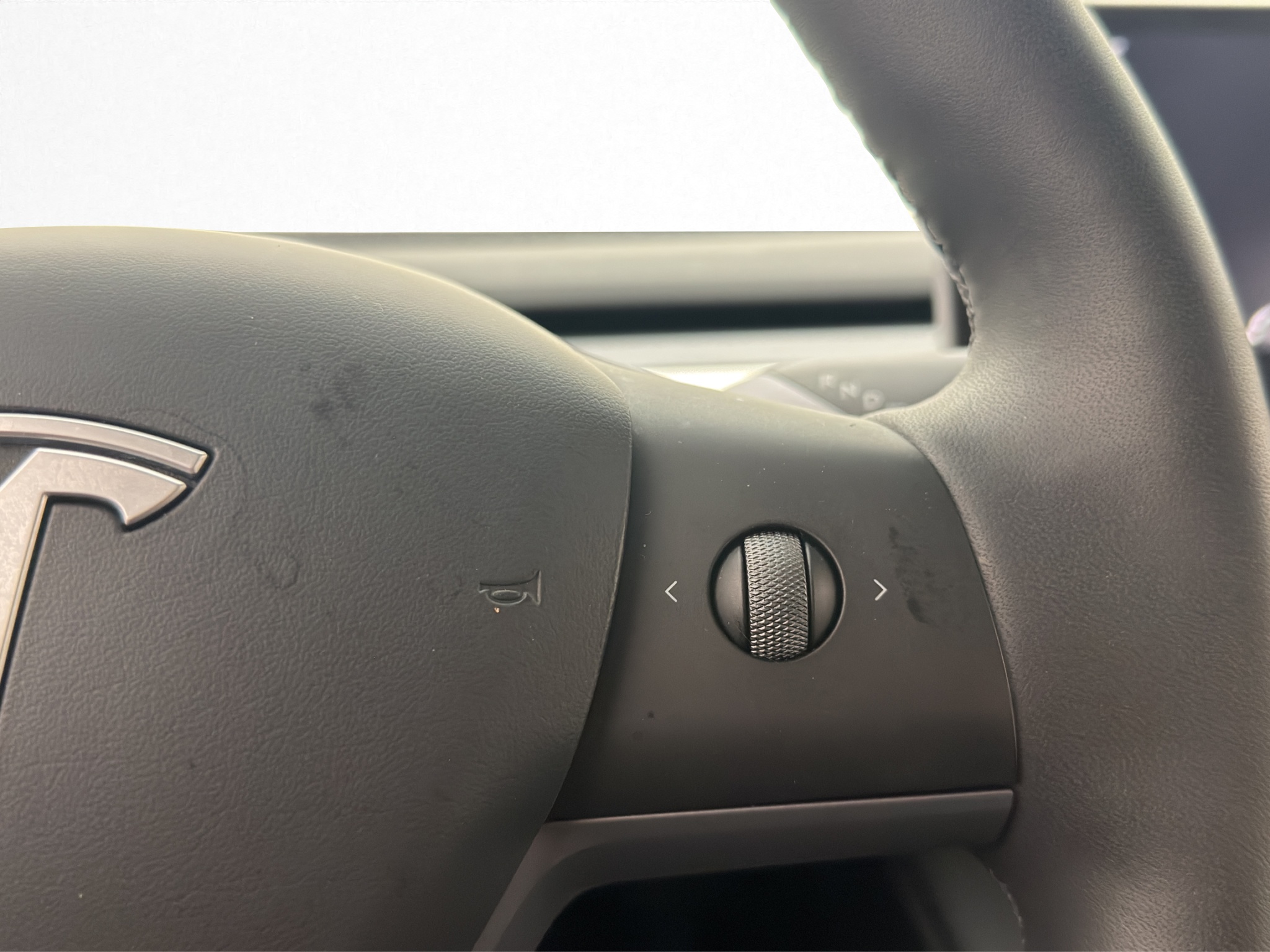 Tesla Model Y 2023 - miniatyr 16