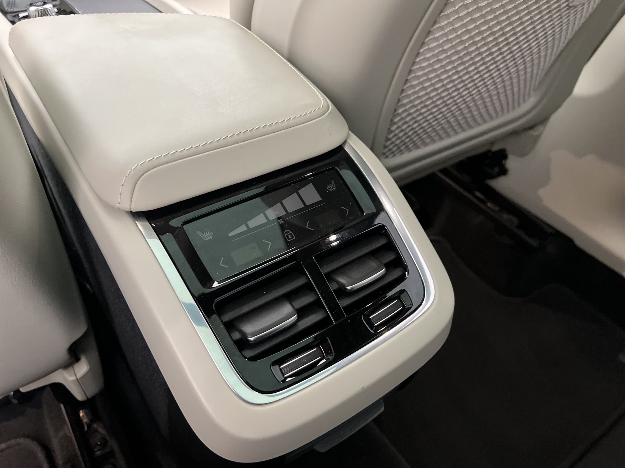 Volvo XC60 2018 - miniatyr 34