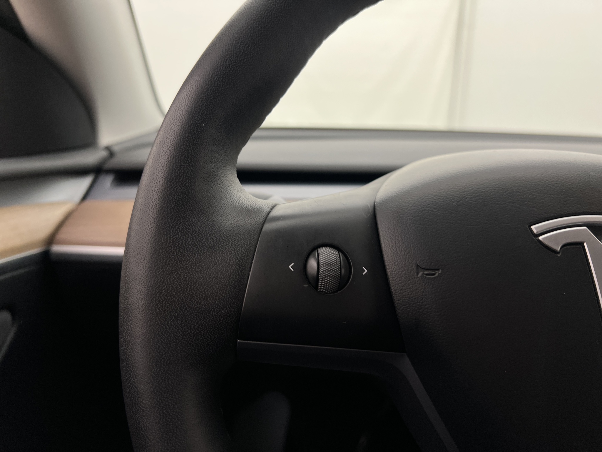 Tesla Model Y 2021 - miniatyr 24