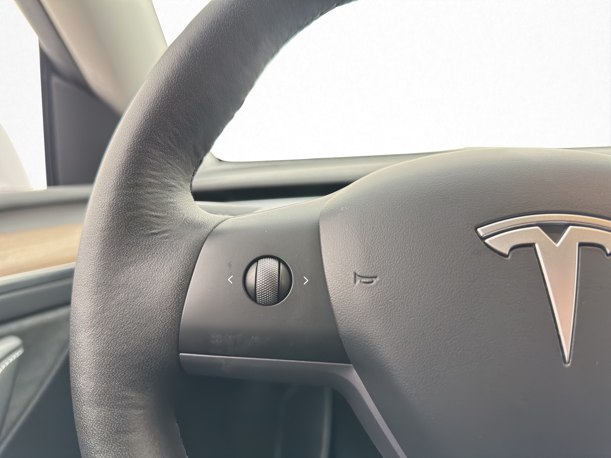 Tesla Model Y 2023 - miniatyr 12