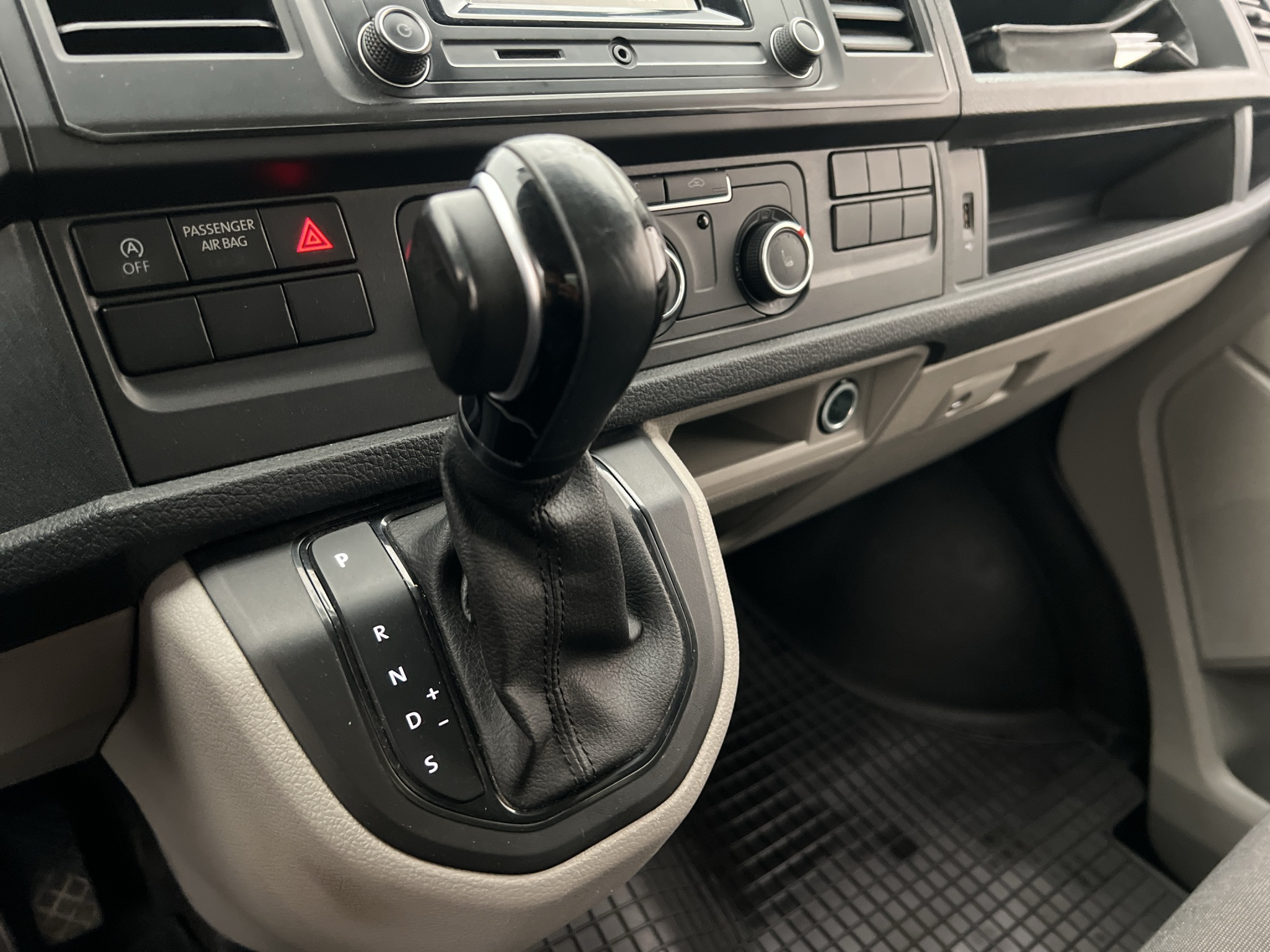 Volkswagen Transporter 2017 - miniatyr 24