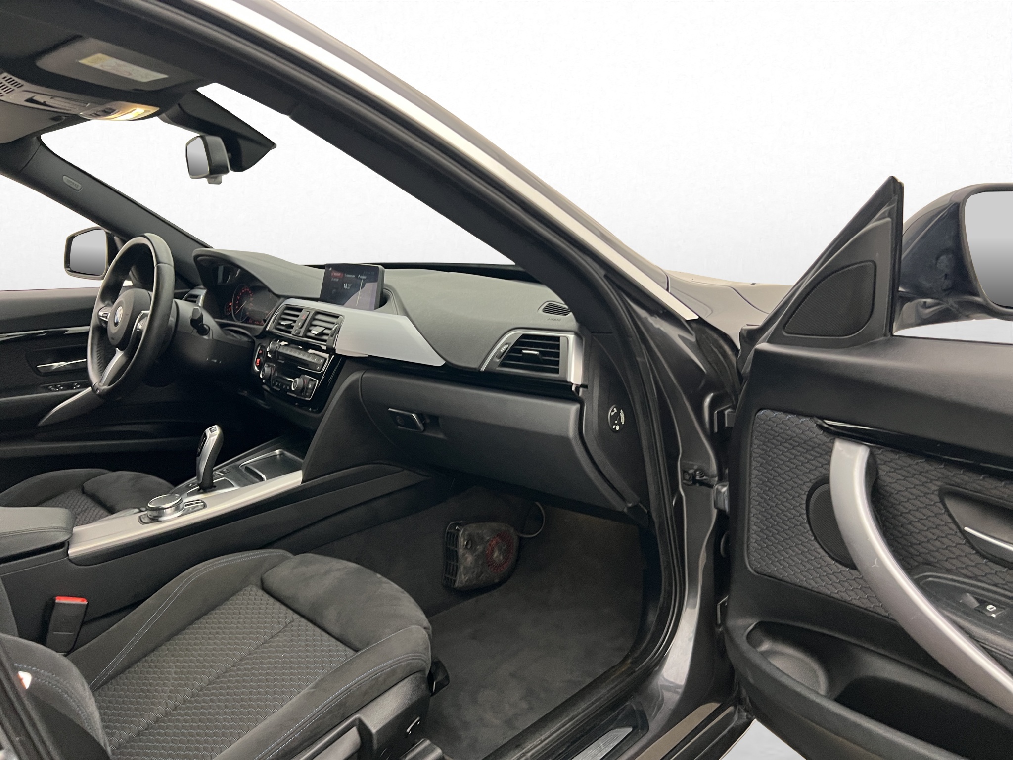 Bmw 330i 2018 - miniatyr 24