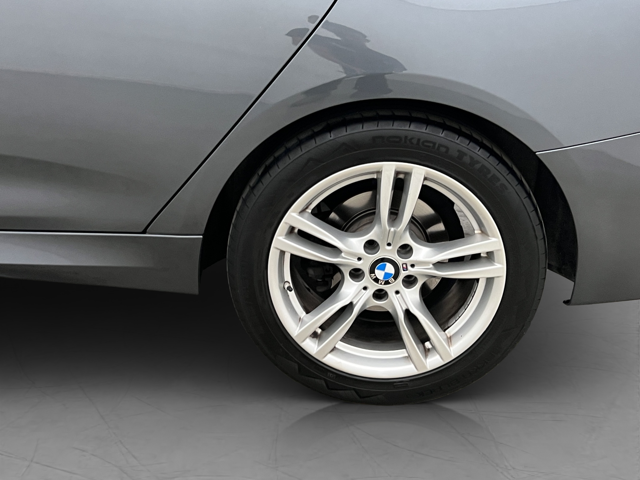 Bmw 330i 2018 - miniatyr 28