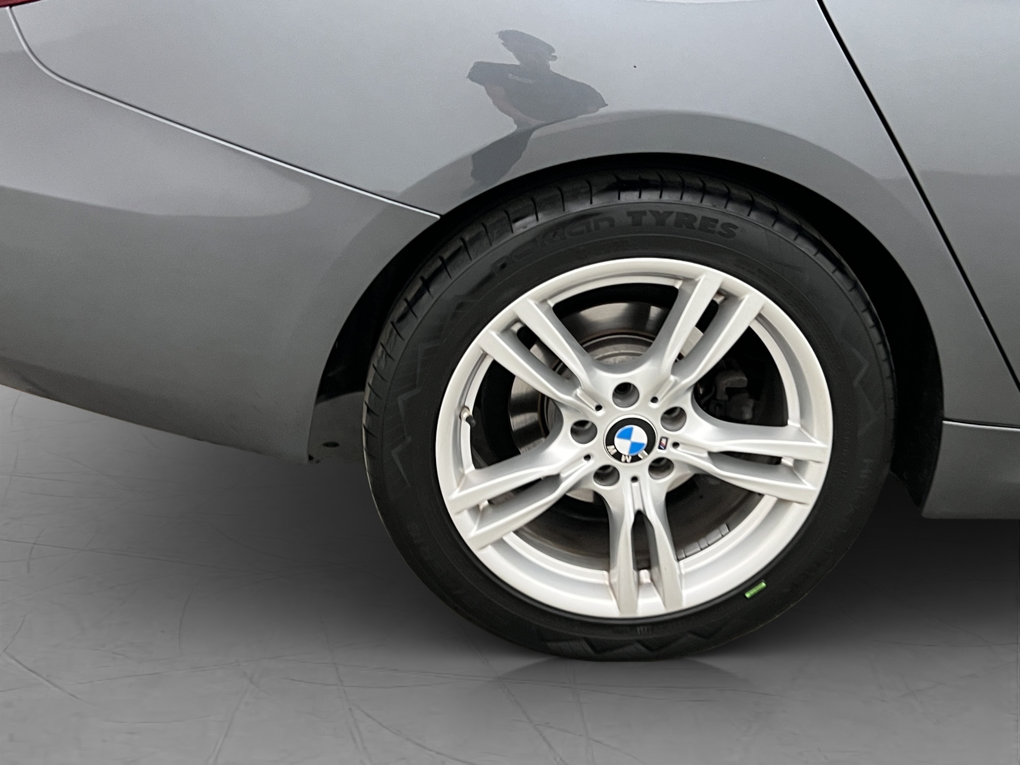 Bmw 330i 2018 - miniatyr 29
