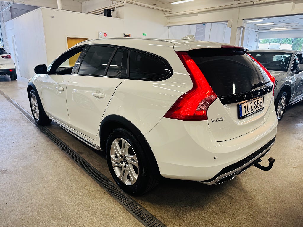 Volvo V60 Cross Country 2018 - miniatyr 16