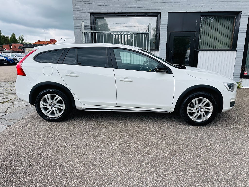 Volvo V60 Cross Country 2018 - miniatyr 10