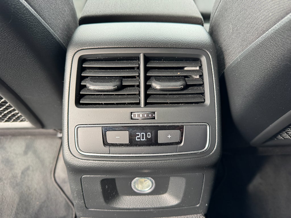 Audi A4 2019 - miniatyr 18