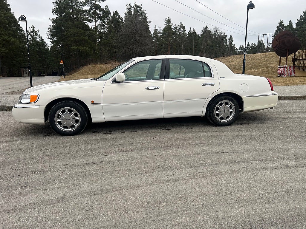 Lincoln Town Car 1999 - miniatyr 2