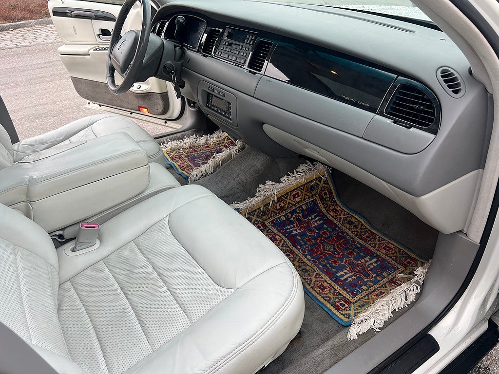 Lincoln Town Car 1999 - miniatyr 7
