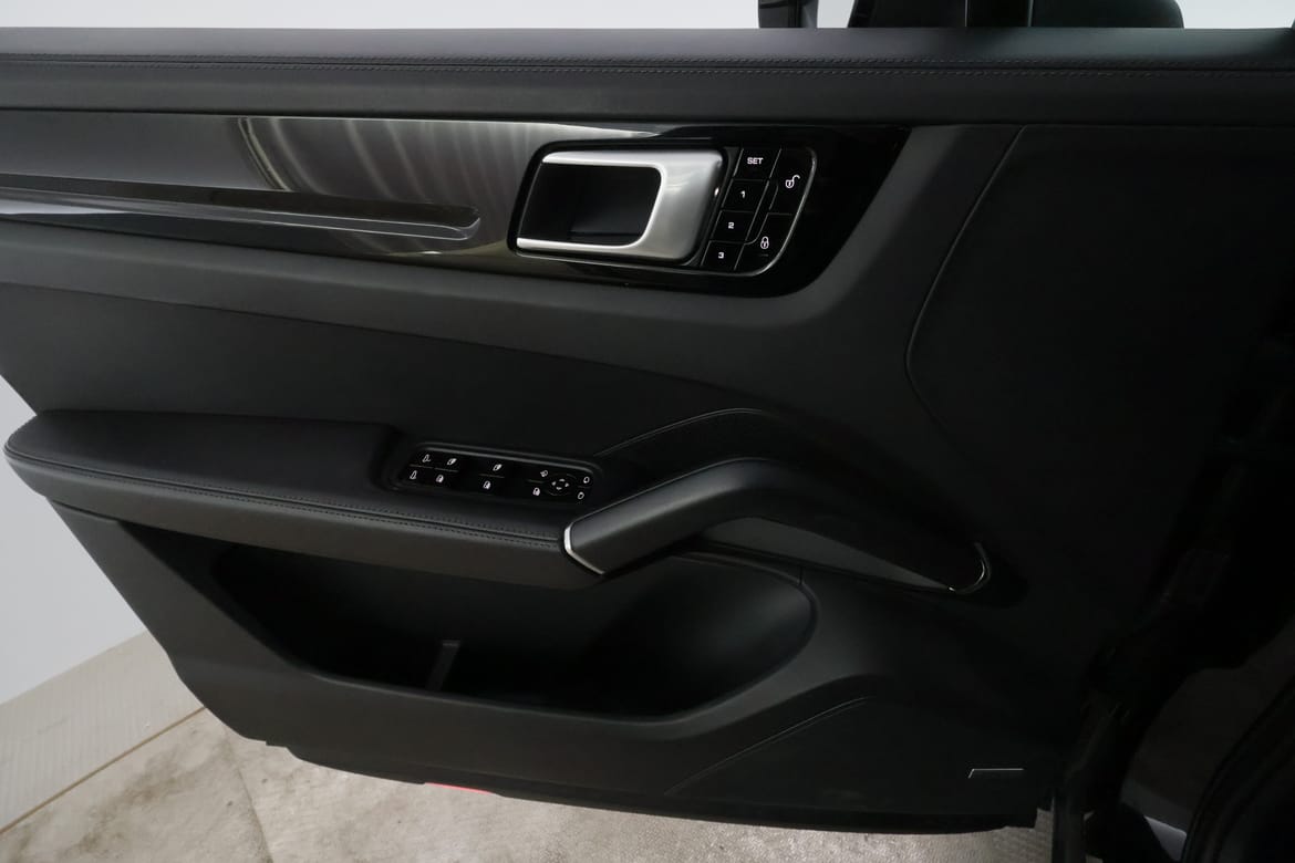 Porsche Cayenne 2018 - miniatyr 35