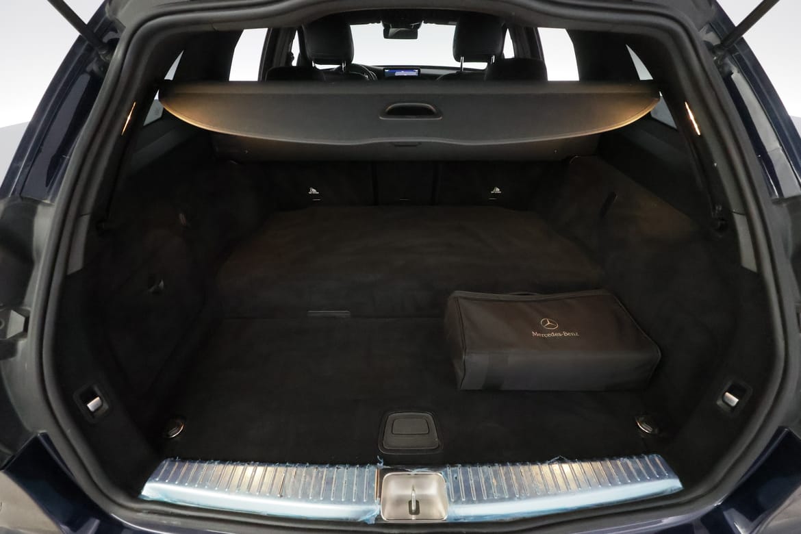Mercedes-Benz C-Klass 2021 - miniatyr 8