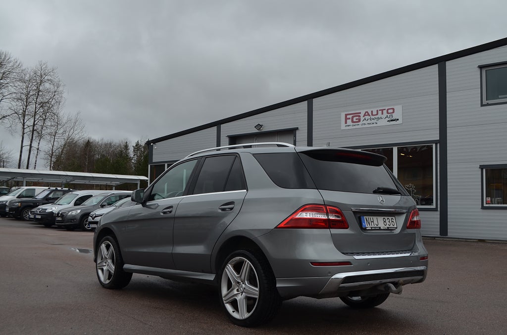 Mercedes-Benz ML 2013 - miniatyr 12