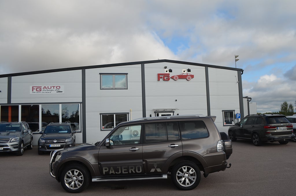 Mitsubishi Pajero 3.2 Di-D 4WD 200 hk 7-sits D-Värmare En Ägare 3500 kg