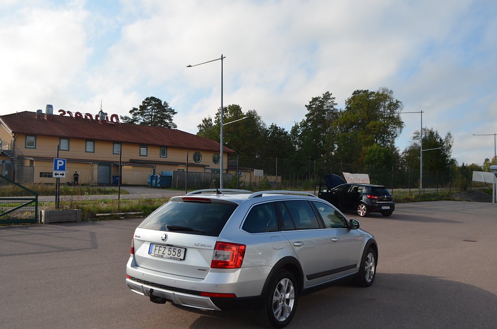 Skoda Octavia Scout 2016 - miniatyr 14