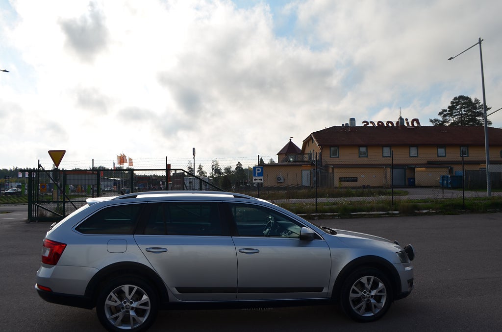 Skoda Octavia Scout 2016 - miniatyr 16