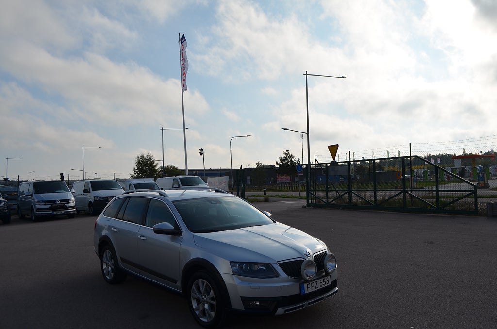 Skoda Octavia Scout 2016 - miniatyr 17