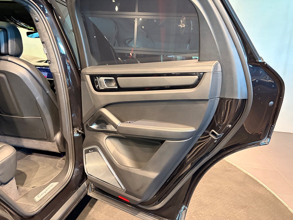 Porsche Cayenne 2020 - miniatyr 17