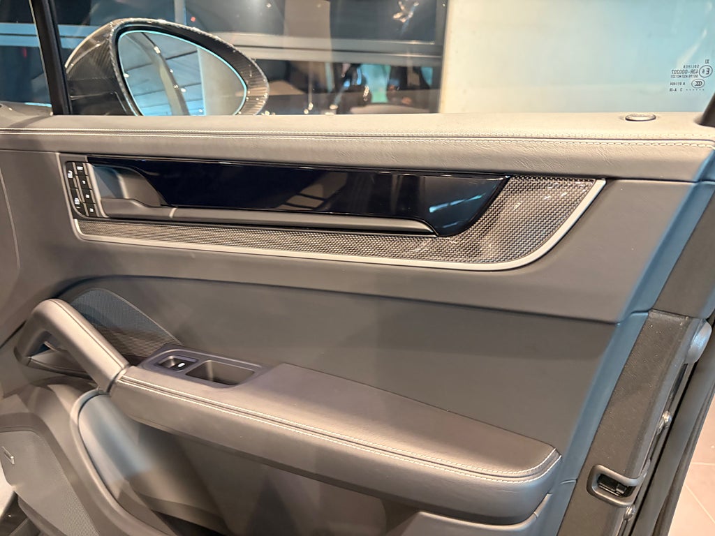 Porsche Cayenne 2024 - miniatyr 12