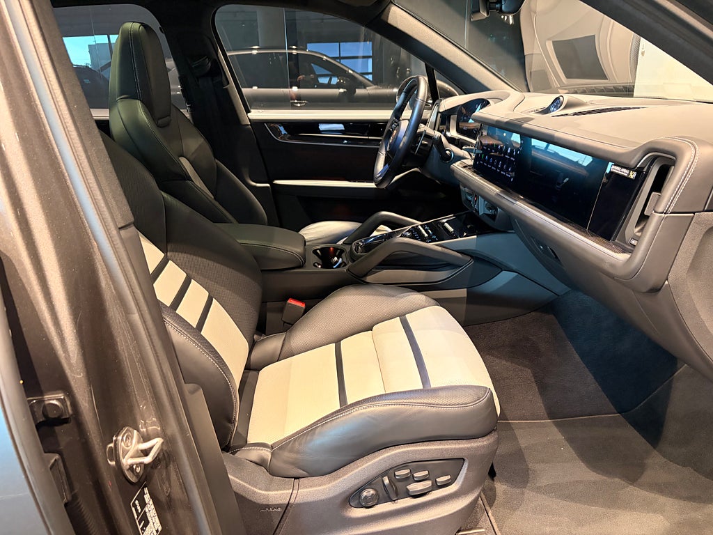 Porsche Cayenne 2024 - miniatyr 3