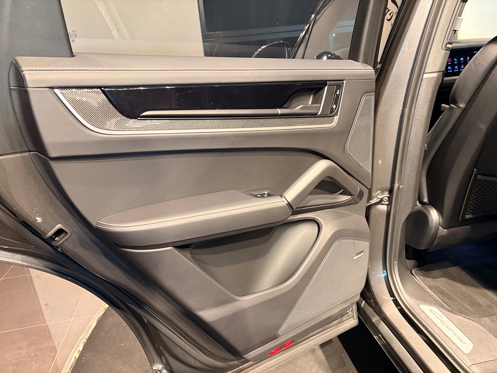 Porsche Cayenne 2024 - miniatyr 23
