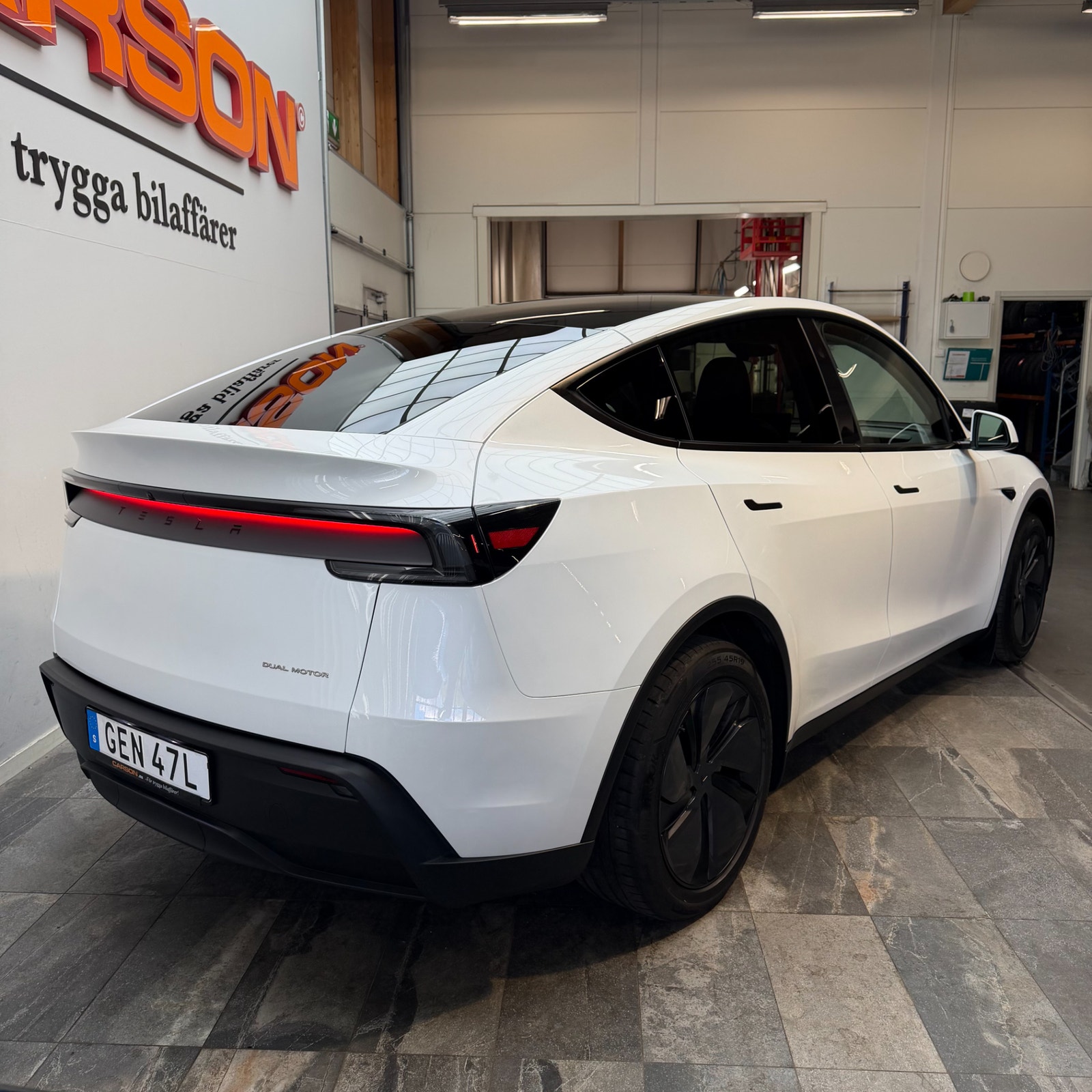 Tesla Model Y Long Range AWD Premium Panorama Autopilot 360° Drag 2025 - miniatyr 4