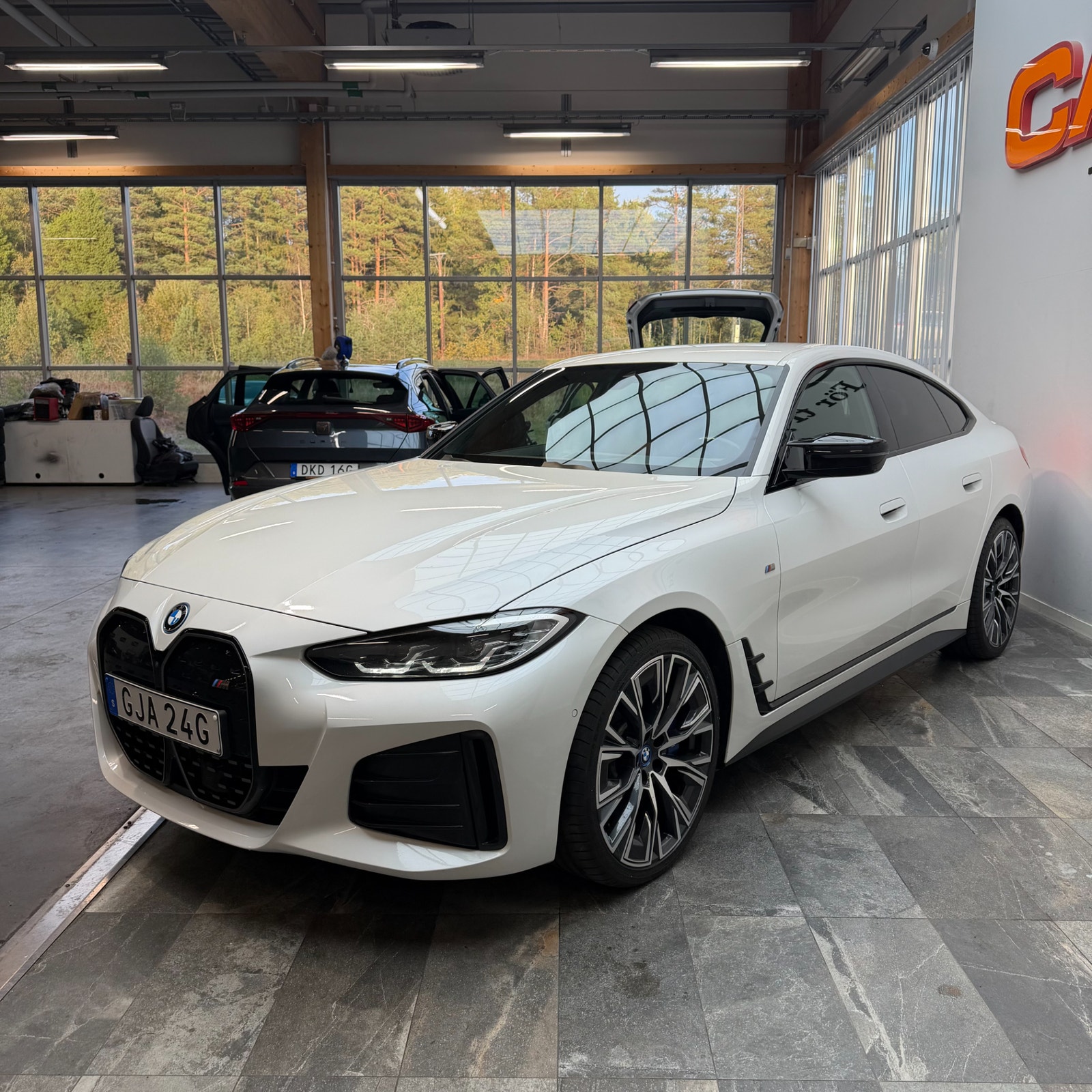 BMW i4 M50 xDrive M Sport Charged H&K 360° Dragkrok "20" MOMS 2024 - miniatyr 5